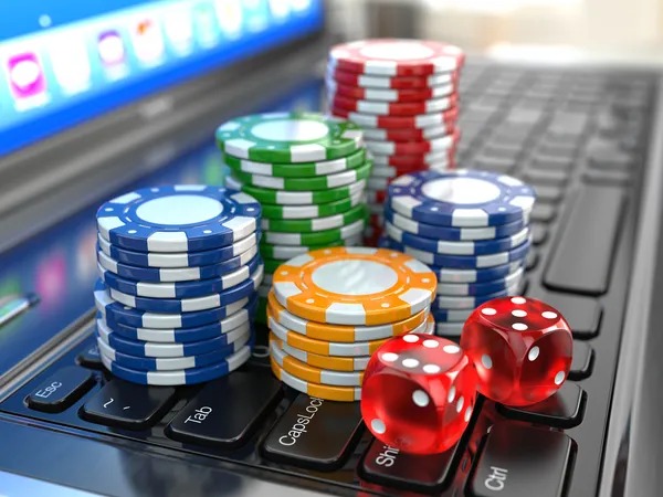 Antarmuka meja Three Card Poker live dealer di platform evowarsio dengan tampilan dealer, kartu, dan opsi taruhan